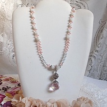 Pendentif Rose Iris&eacute; mont&eacute; avec des perles rondes aplaties en cristal, des perles de gemme : la pierre de lune, des coupelles d&ocirc;mes, une perle d&rsquo;espacement strass&eacute;e, perles lisses et filigran&eacute;es